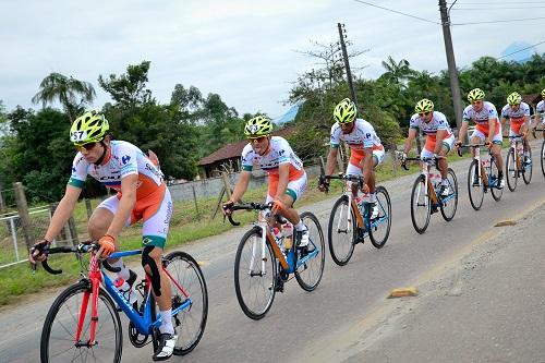 Ciclistas da Funvic no Brasileiro de Estrada em Joinville / Foto: Luis Claudio Antunes/Bike76